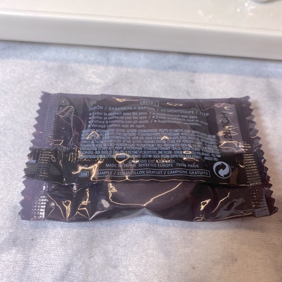 Cle de Peau Synactif Soap, Sealed, NEW - Mini 6 g - Picture 4 of 7